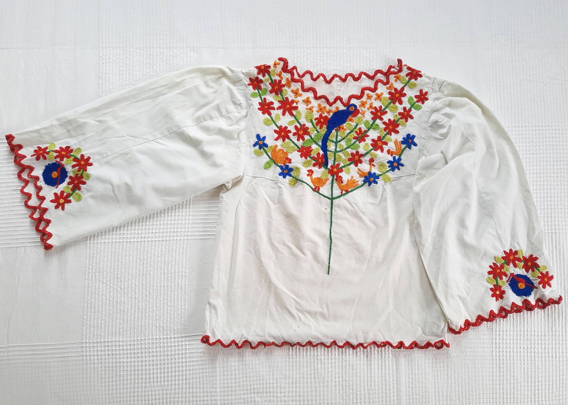 Broderet pigebluse, Rikkes, primo 1970-erne